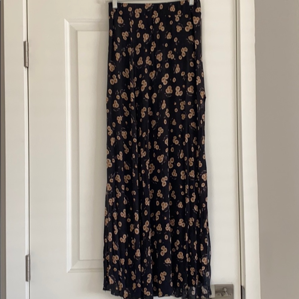 Brandy Melville Daisy print skirt